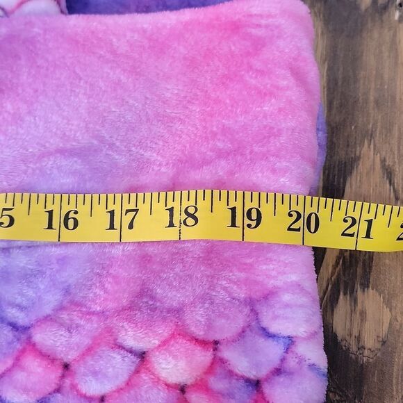 Comfy Tails. Mermaid Tail. Fleece Throw. EUC - Picture 4 of 5